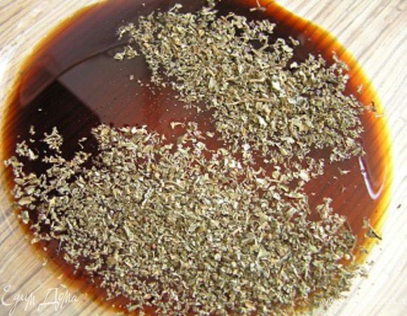 Соус налить в плоскую емкость, добавить базилик (и соль, если хотите).