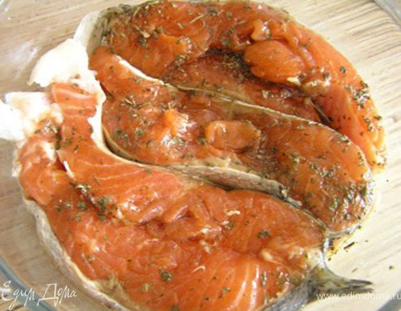 Стейки обмакнуть в соусе с двух сторон, накрыть крышкой, оставить на 30 минут (через 15 минут перевернуть на другую сторону для равномерного маринования).