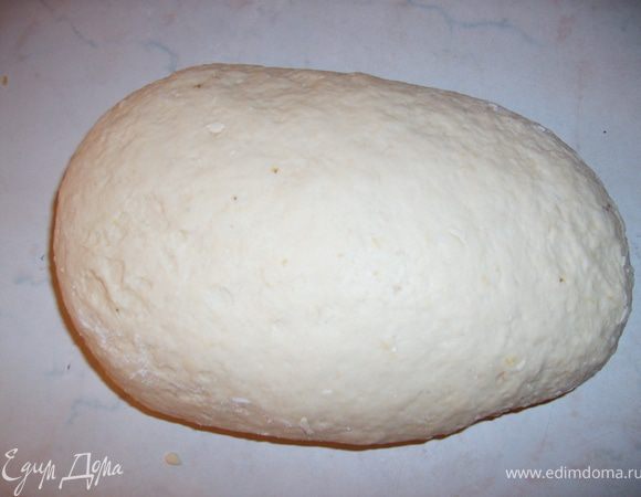 Из перечисленных ингредиентов замесим тесто. Если у вас быстродействующие дрожжи или сухие,как у меня, то можно их сразу вмешать в муку, а если нет, то размешайте их предварительно в небольшом количестве воды, пусть минуток 5-10 постоят, и шапкой поднимутся. А теперь просто смешивайте все: сначала муку с дрожжами сахаром и солью, потом туда яйцо с маслом порезанным кубиками или можете растопить его, но предварительно остудить, и добавить молока теплого. Если будете масло растапливать то молока возьмите меньше на количество растопленного масла. После того как замесите тесто. Дайте ему отдохнуть немного. Минуток 30.