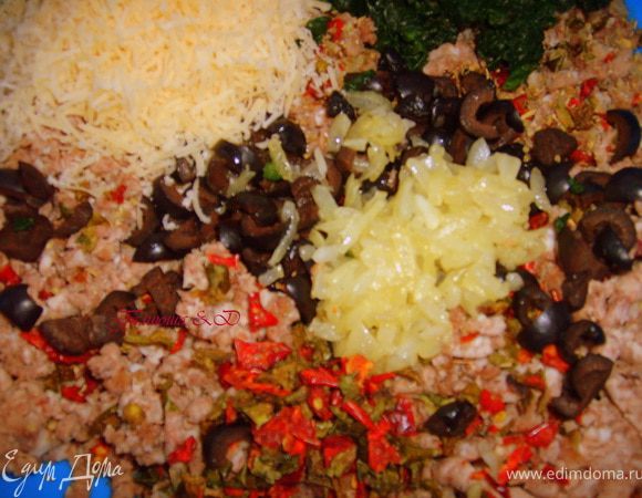 Теперь смешиваем все ингредиенты для фарша. Шпинат промыть нарезать мелко, если замороженный, предварительно разморозить и также мелко порезать. Все продукты мелко режем солим, перчим и смешиваем.