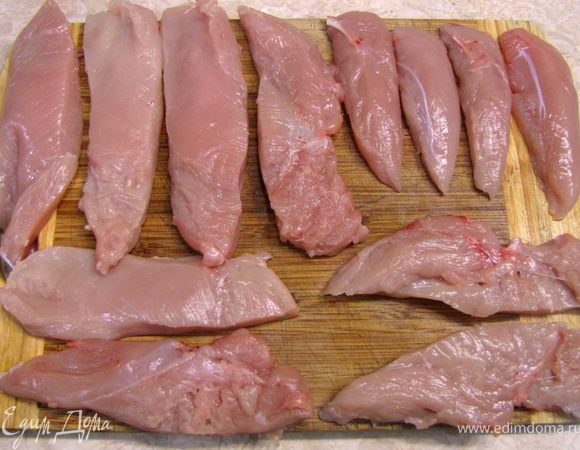 Отрежьте внутри грудки кусок мяса, который свисает. Отбейте грудку до толщины в 1 сантиметр. Чтобы мясо не развалилось отбивайте через целофановый пакет.
Разрежьте каждую грудку вдоль пополам, но не вдоль волокон а наискось (если присмотритесь к фотографии кусков, увидите как это сделать).
Посолите и поперчите грудки с одной стороны. Слегка постучите пальцами или ладонью по мясу, чтобы соль и перец прилипли.
Переверните грудки и сделайте тоже самое.