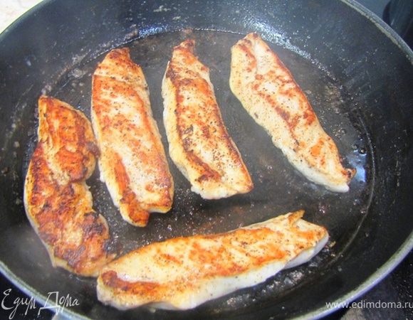 Разогрейте 1 ложку растительного масла в сковороде. Обжарьте кусочки грудки по три минуты на каждой стороне до образования золотистой корочки.