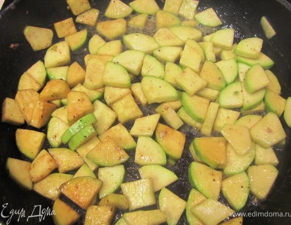 Почистите кабачок, если кожица грубая. Порежьте кабачок вдоль на 4 части и порубите на кусочки, толщиной пол сантиметра.
Положите в миску, посолите и перемешайте.
Плесните в сковороду, где жарились грудки еще столовую ложку растительного масла, разогрейте его.
Обжарьте в сковороде кабачки минуты три.