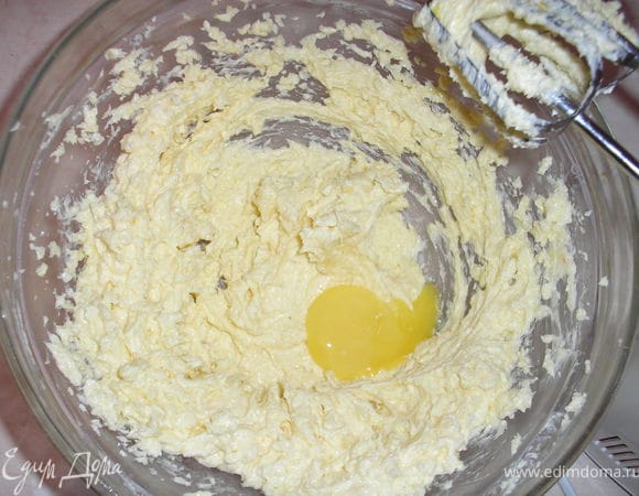 Смешать масло, 120 гр сахара, соль, ванильный сахар, цедру, 2 ст.ложки рома.Ззбить миксером, по одному добавляя желтки.
