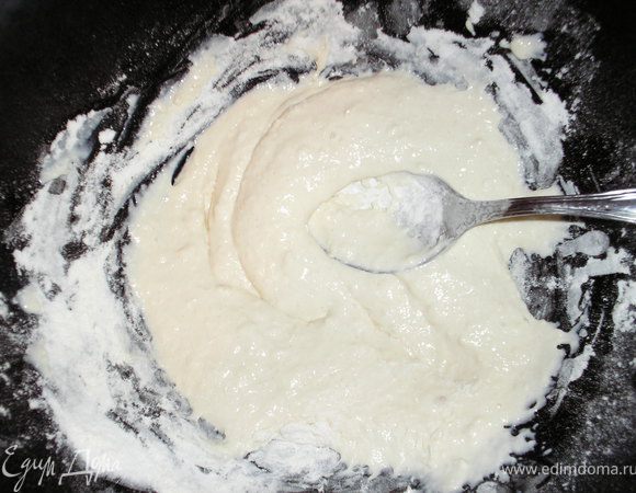 Муку смешать с разрыхлителем и крохмалом. Половину мучной смеси смешать со сливками, хорошо вымешать. Добавить в яично-масляной смеси.