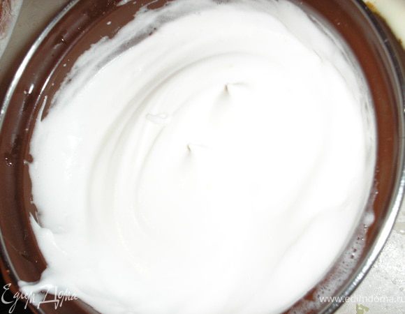 Белки взбить в пену, добавить 100 гр сахара и снова взбить до крутых пик.