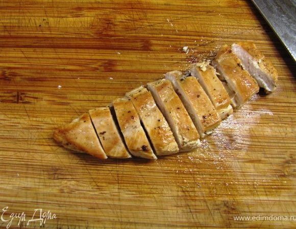 Переложите в тарелку.
Порежьте грудки поперек волокон кусочками, толщиной пол сантиметра.