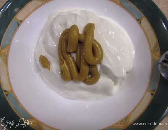 Соедините в глубоком блюде грудки, кабачки, стручковую фасоль.
Слелайте заправку, смешав сметану и горчицу.