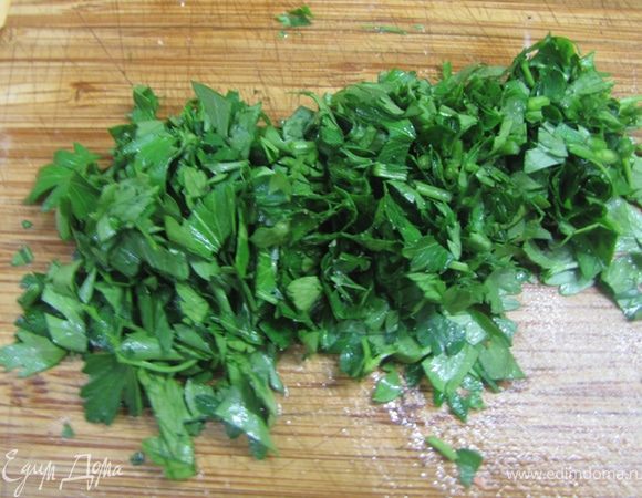 Порубите петрушку и положите в салат.