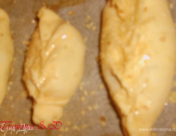 Лепим пирожочки и укладываем на противень. Смазываем желтком и посыпаем кунжутом, а можно и без него, это уже решайте сами, Милые Мои:))Отправляем их в духовку.