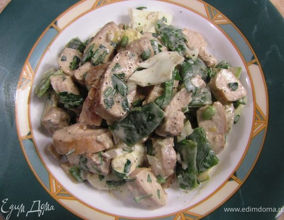 Досолите по вкусу салат и поперчите. Подавайте салат с помидорами Черри или другими, но обязательно вкусными.