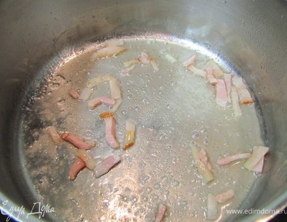 Приготовление
Дрожжи, сахар, 2 чайные ложки муки развести в четверти стакана воды и оставить на 15 минут.
Смешать разведенные дрожжи с растительным маслом и молоком (водой для постного варианта).
Замесить тесто в соответствующего размера емкости, соединив все ингредиенты.
Вымесить руками пару минут и поставить подниматься в накрытой емкости в течение часа.
В это время приготовить Жаренную капусту либо по Ссылке, либо по нижеуказанному способу.
Нашинкуйте мелко капусту.
В глубокой тяжелой сковороде или низкой большой кастрюле с толстым дном разогрейте масло с кусочками грудинки (без кожи), и столовой ложкой воды (вода поможет лучше выварить жир из грудинки).