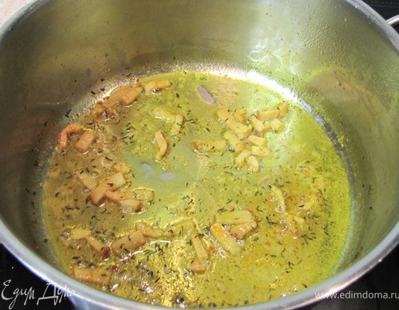 Обжаривайте грудинку на маленьком огне, пока она не закарамелизуется (конечно, если это не постный вариант).
Положите в кастрюлю пряности - тимьян и куркуму. Обжарьте на среднем огне в течение пары минут.