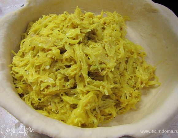 Разделите тесто на две неравные части (1 и 2 части соответственно)
Раскатайте из большей части круг, больше формы, чтобы тесто полностью прикрыло края формы. В качестве формы я использовал полностью металлическую сковороду.
Смажьте форму растительным маслом и выложите туда тесто, оттянув тесто по краям формы.
Выложите внутрь начинку и хорошенько выровняйте ее.