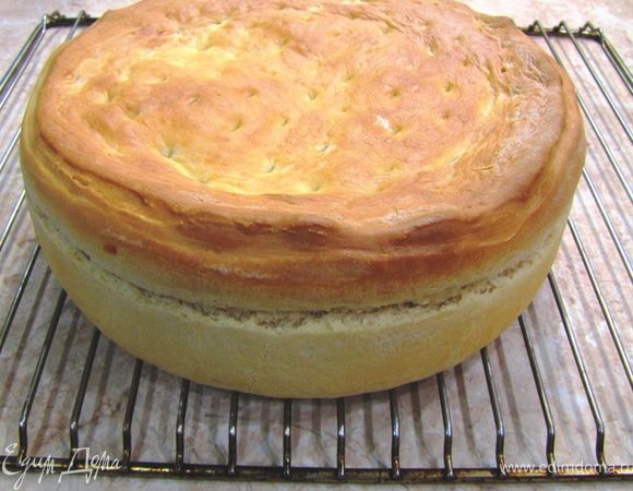 Из малой части тоже раскатайте круг.
Прикройте пирог этим кругом и с силой защипните края пирога. Дальше я загнул края за край сковороды и срезал остатки ножом (из оставшегося теста я сделал лепешку и запек потом в духовке при 230 градусах в течение 25 минут).
На поверхности пирога делайте многочисленные отверстия тонким ножом.
Смажьте пирог сверху молоком.
Выпекайте в духовке при температуре 180 градусов в течение 1 часа, поставив форму на решетку в нижнем положении.
Проверьте на готовность, проткнув зубочисткой. Если она совершенно чистая - пирог готов.
Вытащите из формы и остужайте на решетке.
