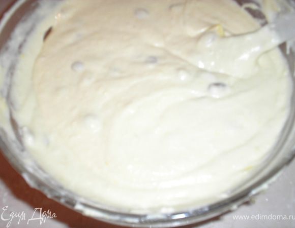 Поочередно добавляем в тесто оставшуюся муку и взбитые белки, очень осторожно перемешиваем, вводим изюм.