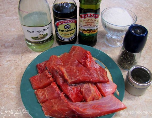 Итак - Сазан запеченный, маринованный в соевом соусе и белом вине
На фотографии представлен запеченный сазан с Картофельным пюре со шпинатом с мелко порезанным зеленым луком, соусом, который остался от рыбы и лимонной долькой.