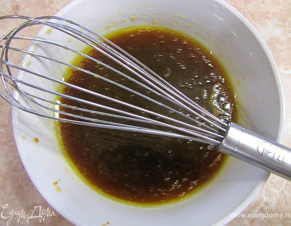 Смешайте вино, соевый соус, оливковое масло.