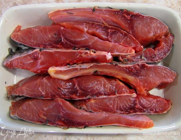 Сложите филе в посуду. Желательно, чтобы посуда была по размеру сложенной в нее рыбы.
Я использовал керамическую.