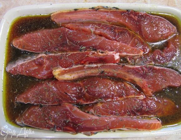 Вылейте маринад сверху на рыбу.
Посолите рыбу одной щепоткой соли. Посыпьте сверху пряности и свежемолотый черный перец.