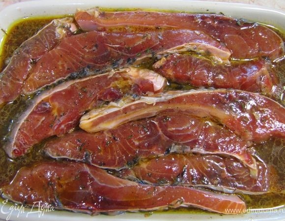 Маринуйте рыбу около получаса. За это время переворачивайте рыбу несколько раз (первый раз перевернув, не забудьте посолить, поперчить и посыпать пряностями вторую сторону).