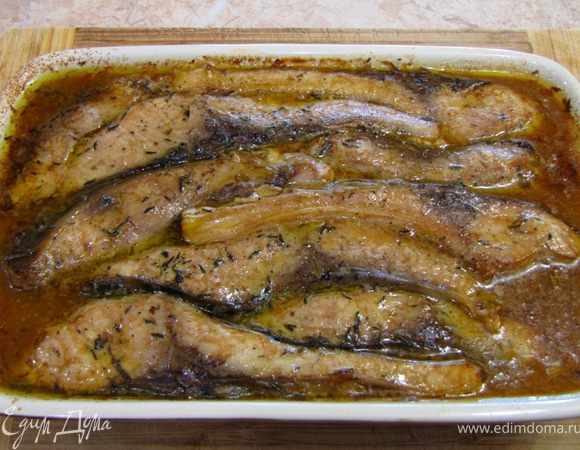 Разогрейте духовку до 180 градусов.
Если вы используете керамическцю посуду, то ставьте рыбу вниз, если металлическую - посередине духовки.
Запекайте в течение 30-40 минут (тоже зависит от посуды).
Лучше всего, если вы во время запекания будете поливать соусом рыбу сверху.
Подавайте с гарниром и ломтиком лимона.