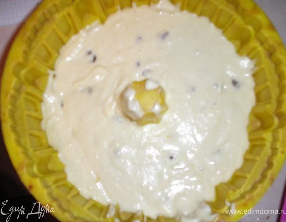 Выпекаем 1-1,20 при темп.180 градусом (до сухой палочки). Кекс выходит достаточно большим, больше чем у меня на фото, я просто разделила его на 2 формы, потому что думала что тесто вытечет из одной, но все таки надо в 1 большую форму.