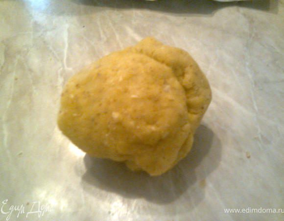 Достать из комбайна, вымесить тесто.