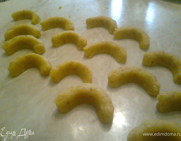 из теста сформировать маленькие полумесяцы, буквально на укус.