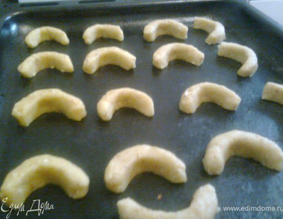 Разложить полумесяцы на противень и убрать в холодильник на 30 минут.