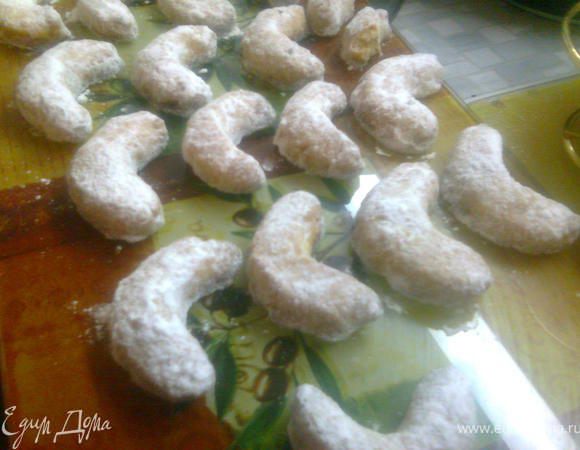 готовые полумесяцы слегка остудить и обвалять в смеси из пудры и ванилина.