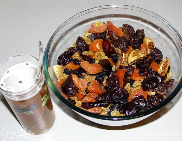 Сухофрукты (вымытые и высушенные) крупно порезать. Если у Вас не оказалось под рукой качественного портвейна можно поступить так:взять 180 мл качественного сухого белого вина, 50 мл бренди или коньяка и ст.л мёда. Тщательно перемешать и получится равноценная заливка.