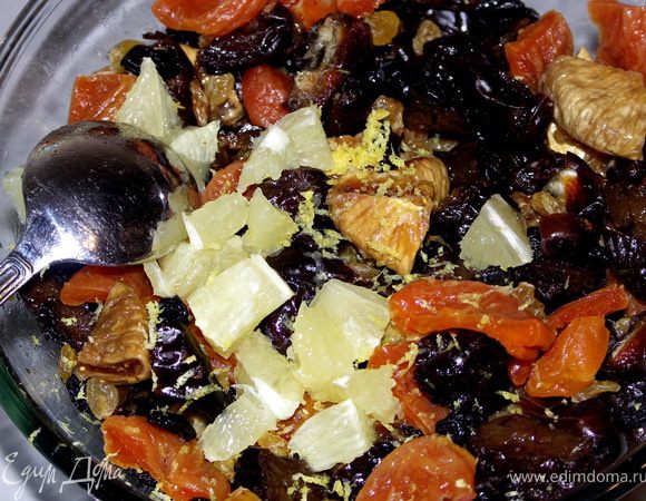 К сухофруктам добавить цедру, мелко порезанные кусочки лимона, залить вином и тщательно перемешать. Закрыть пищевой плёнкой и оставить на ночь или на сутки. Периодически сухофрукты надо перетряхивать для более равномерного пропитывания алкоголем.