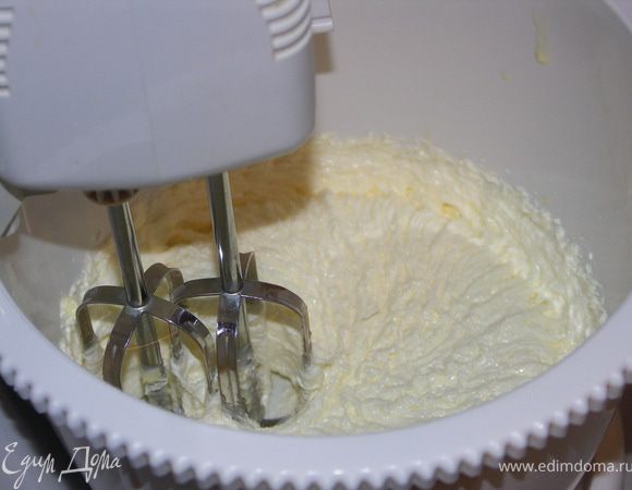 После того как фрукты дошли до нужной кондиции, займёмся тестом. Масло комнатной Т взбить с сахаром до пышности.