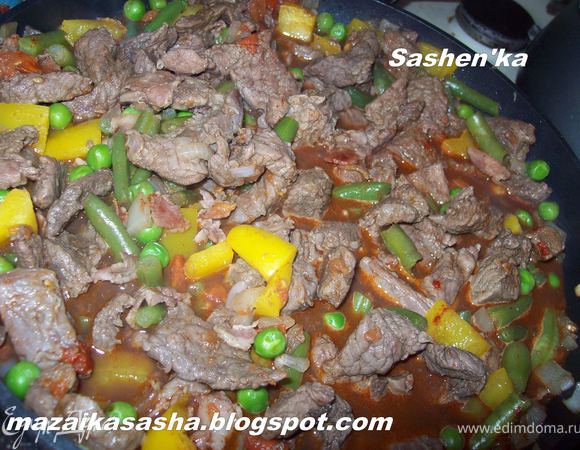 Добавляем паприку, соль и перец, вливаем вино, хорошо перемешиваем, накрываем крышкой и тушим минут 30 на маленьком огне. Если жидкости будем мало добавьте бульон или воду.