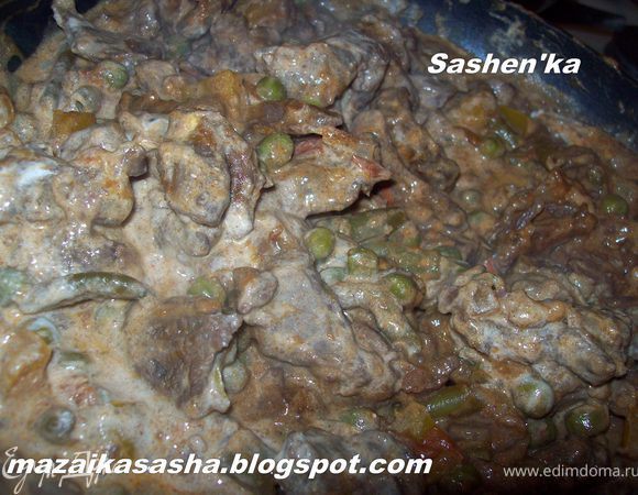 Добавляем муку. Хорошо перемешиваем. Количество муки регулируйте сами. Соус в Токани так же как и в пёркёльте должен быть густой. Добавляем сметану, перемешиваем и тушим еще минут 5-7. Вот и все.)