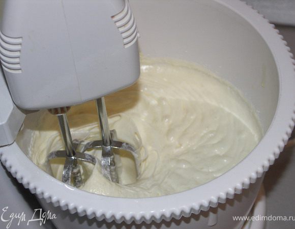 По одному добавить яйца, не переставая взбивать.