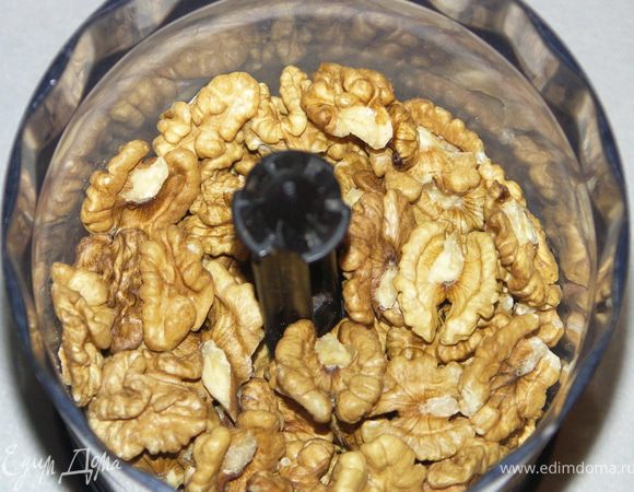 Орехи измельчить так, чтобы половина была мелко измолота, а вторая половина крупными кусочками.
