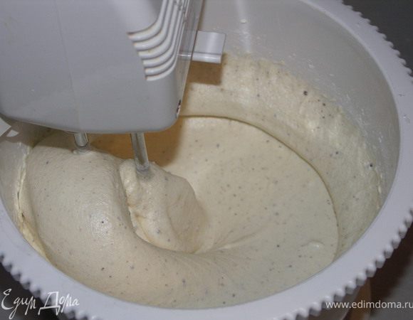 Ставим миксер на низкую скорость. Всеиваем муку с разрыхлителем. Следом высыпаем орехи. Пару оборотов выключаем миксер.