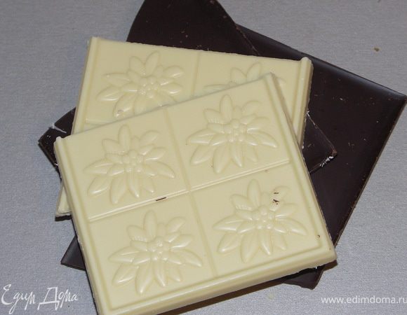 Ломаем шоколад (естественно он должен быть превосходного качества) на мелкие и средние кусочки. Разогреваем духовку до 150 С. Формы тщательно и густо смазываем сливочным маслом (желательно ещё пекарской бумагой выстлать).