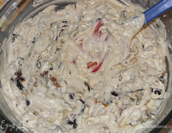 В тесто добавляем сухофрукты (если осталось немного не впитавшегося вина, его тоже отправляем в тесто), пряности и шоколад. Тщательно перемешиваем.