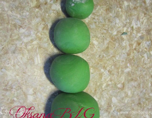 Первый вариант.
Мастику зеленого цвета размять. Скатать 4 или пять шариков разных размеров.