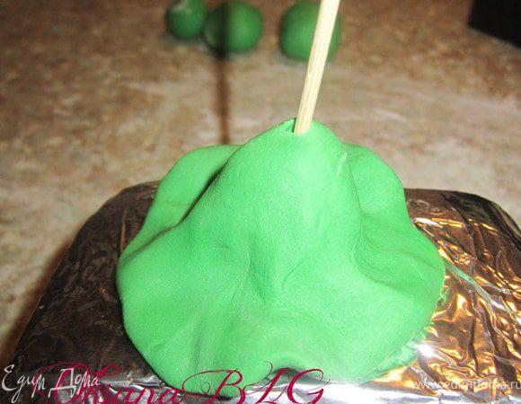 Из каждого шарика сформировать ярусы елочки. Начиная с самого большого одеть на большую деревянную шпажку.