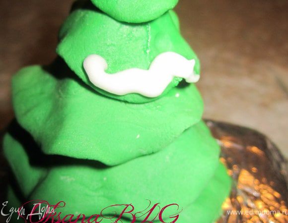 Из конетика нанести айсинг на краешки ярусов елки.