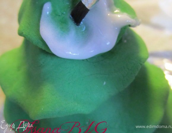 Кисточку смочить в водке и разгладить айсинг.