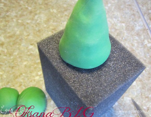 Сделать конус из зеленой мастики. закрепить на деревянную шпажку.