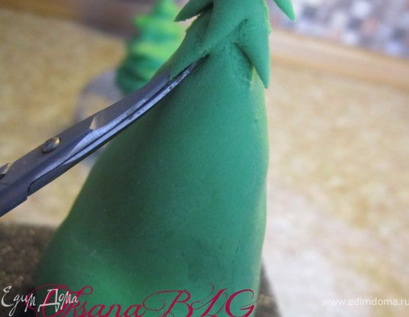 Ножничками сделать надрезы на мастики. Для этого нужно использовать исключительно новые ножницы, которые используются только для работы с мастикой.