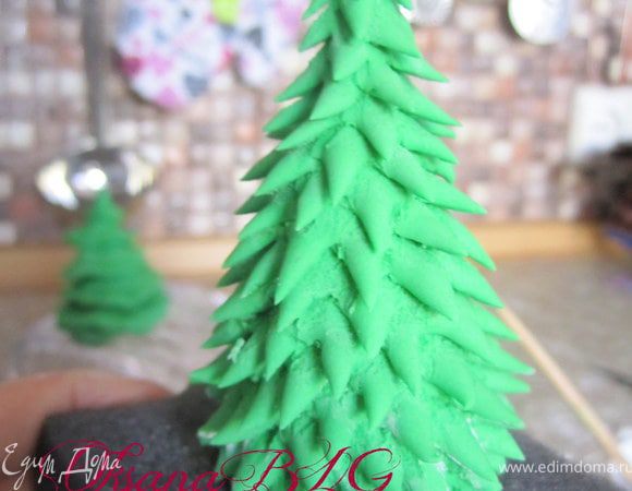 Можно немного смазать елочку водкой, для блеска.