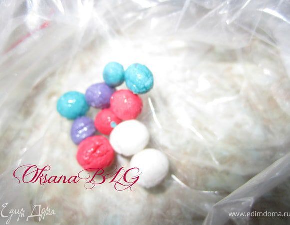 Из цветной мастики сделать маленькие шарики. Положить их в кулечек, капнуть капельку воды, потрусить.