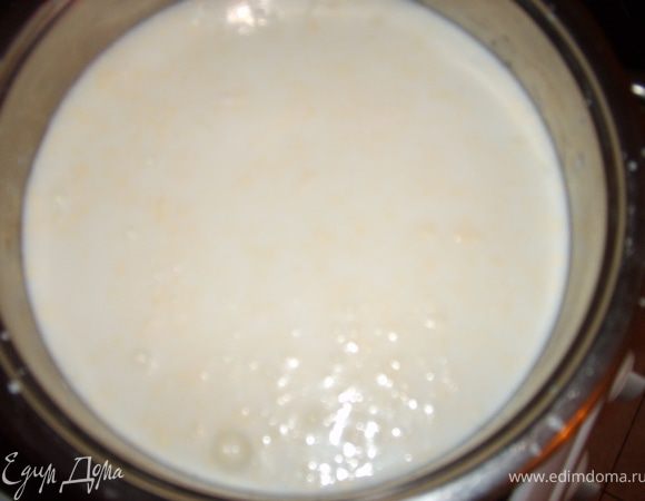 Молоко нагреть, но не доводить до кипения. Чтобы пальцу было горячо.